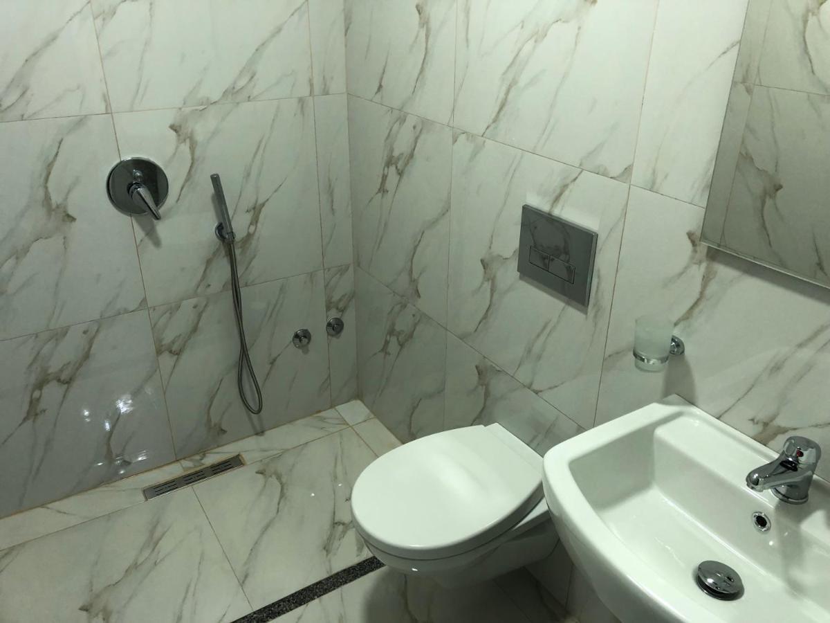 Villa Center Ксамил Екстериор снимка
