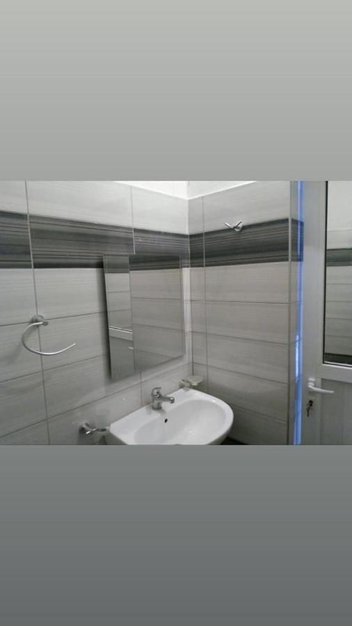 Villa Center Ксамил Екстериор снимка