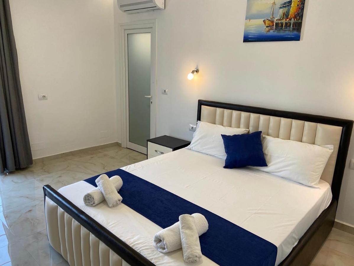 Villa Center Ксамил Екстериор снимка