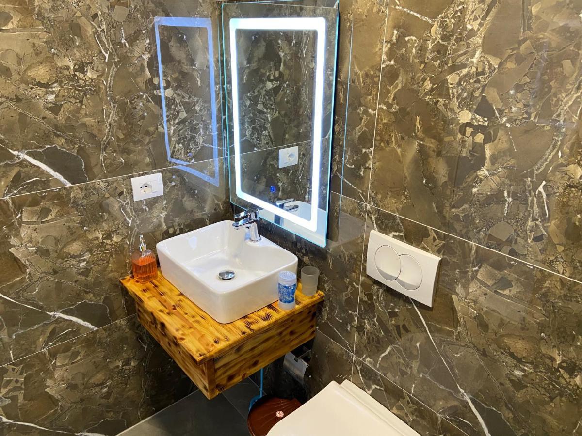 Villa Center Ксамил Екстериор снимка