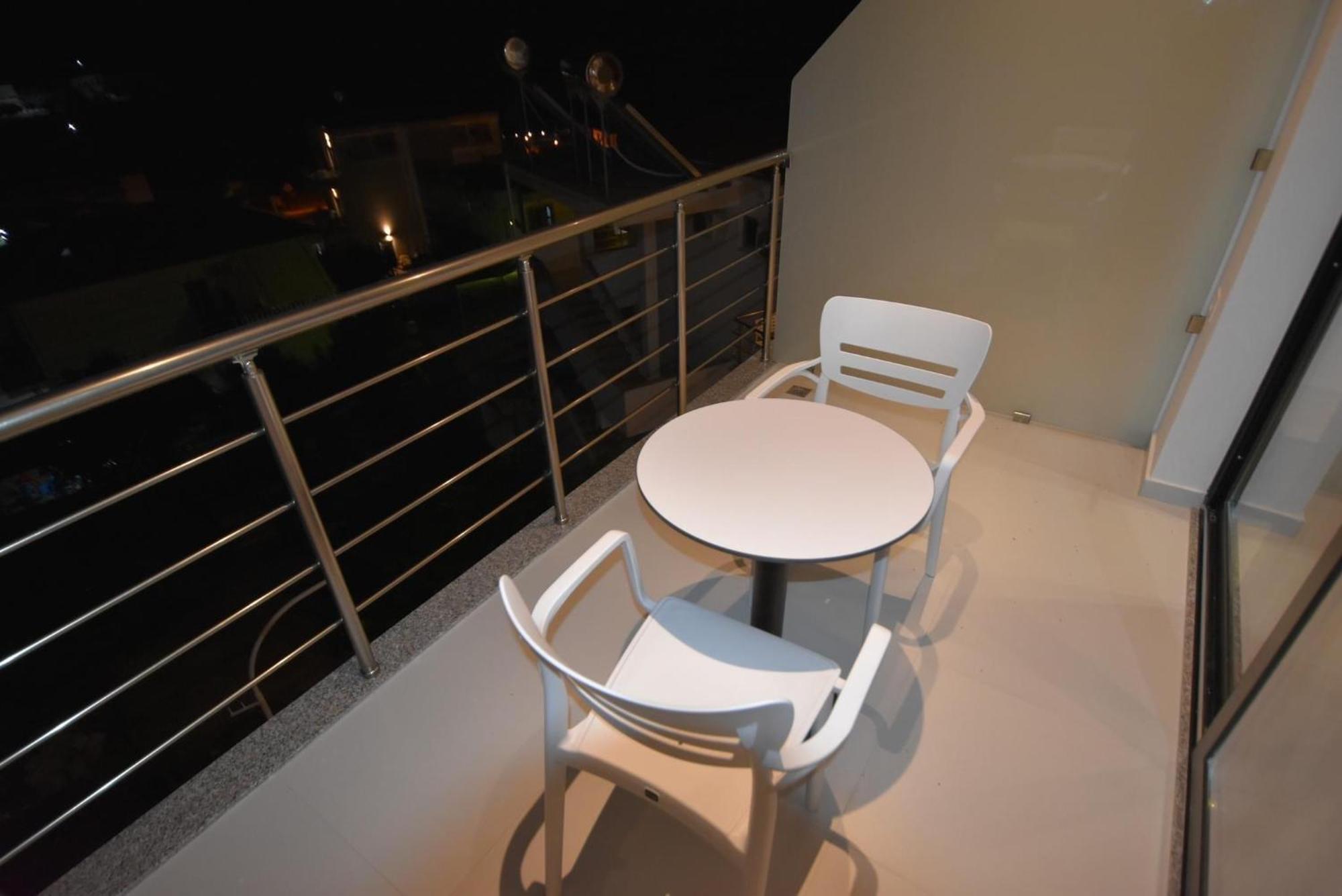 Villa Center Ксамил Екстериор снимка