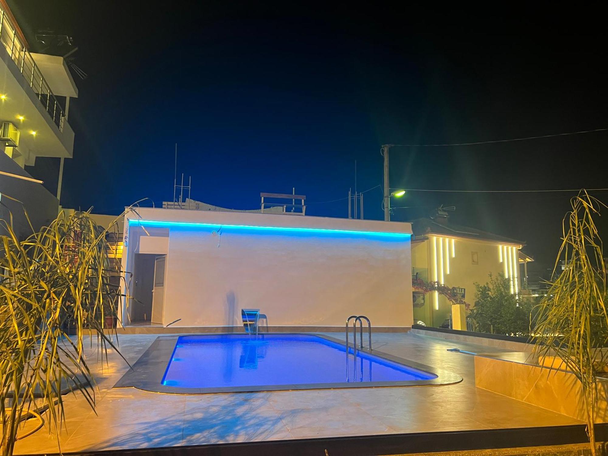 Villa Center Ксамил Екстериор снимка