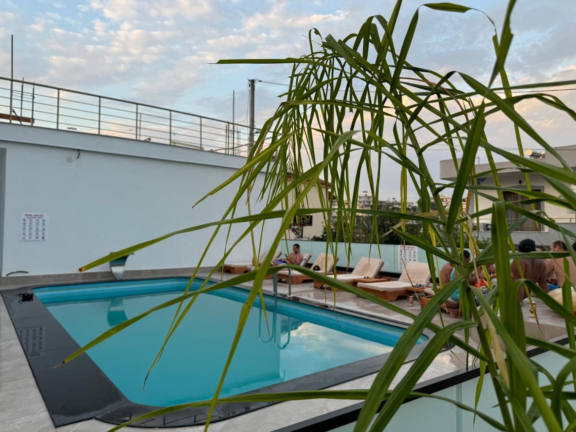 Villa Center Ксамил Екстериор снимка